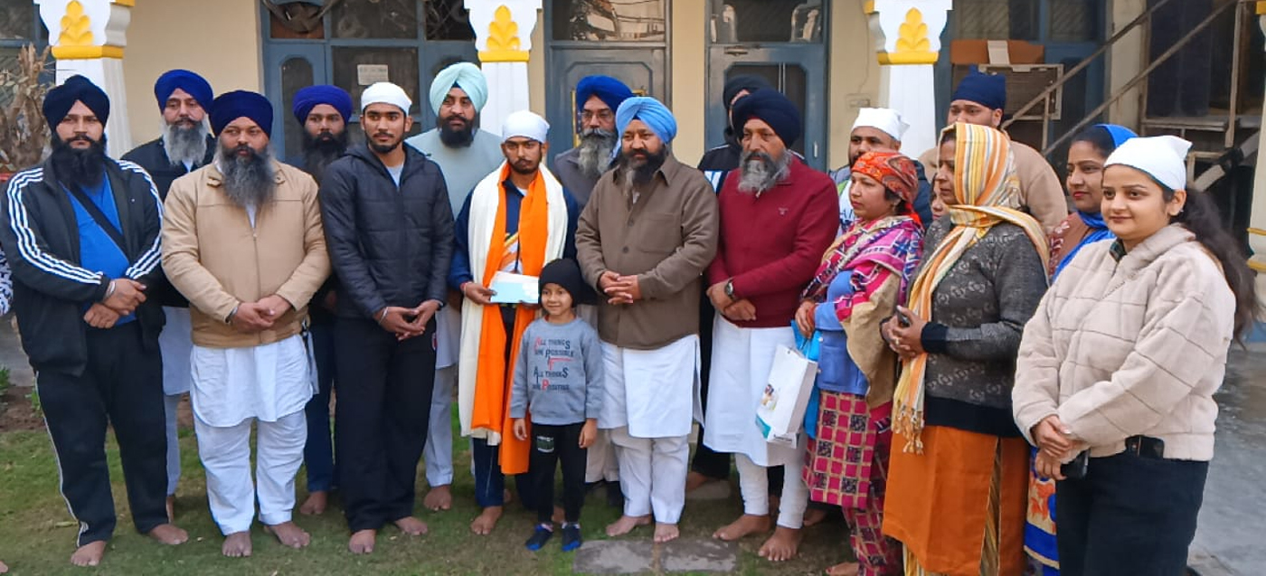एथलेटिक्स ने 100 मीटर दौड़ में राष्ट्रीय स्वर्ण पदक जीतने वाले विवेक शर्मा को सम्मानित किया